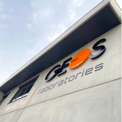 GEOS logo sur bâtiment